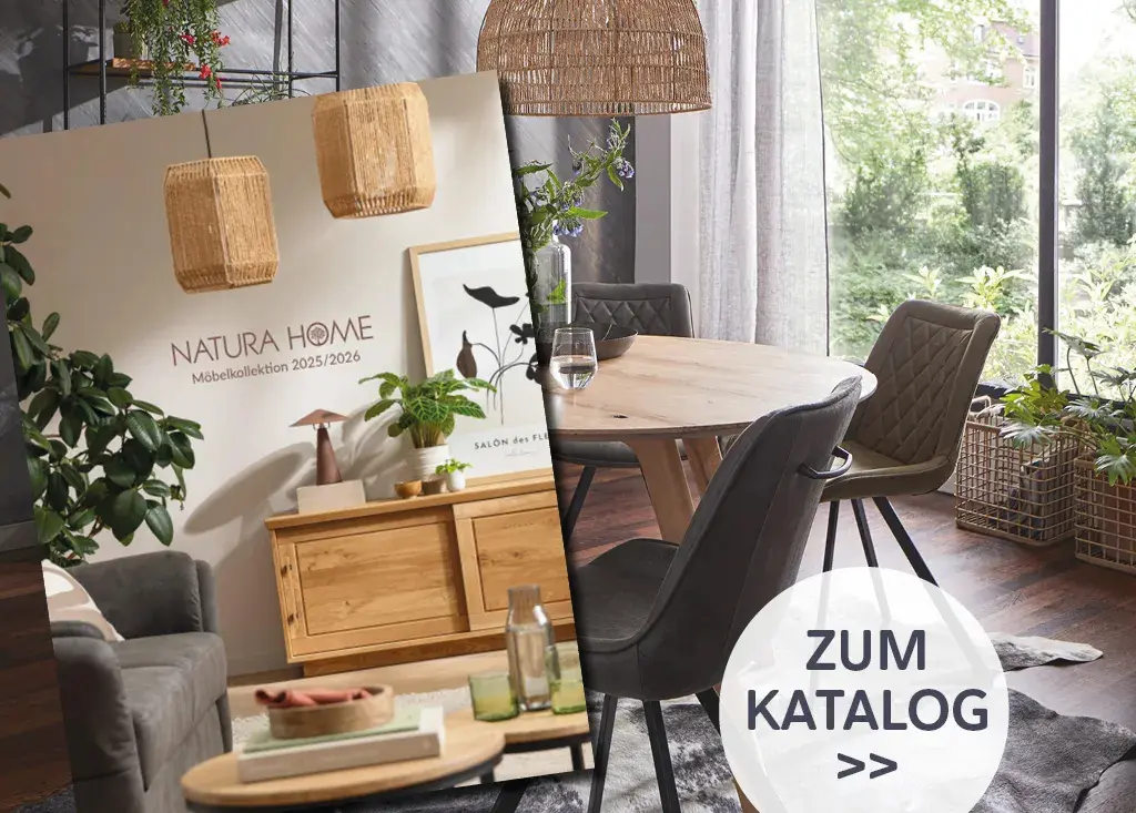 NATURA HOME Möbelkatalog 2025 2026 neben Esstisch aus Massivholz mit Polsterstühlen, Naturmaterialien und warmem Wohnstil, Inspiration für hochwertiges Wohnen und Esszimmermöbel aus Holz.